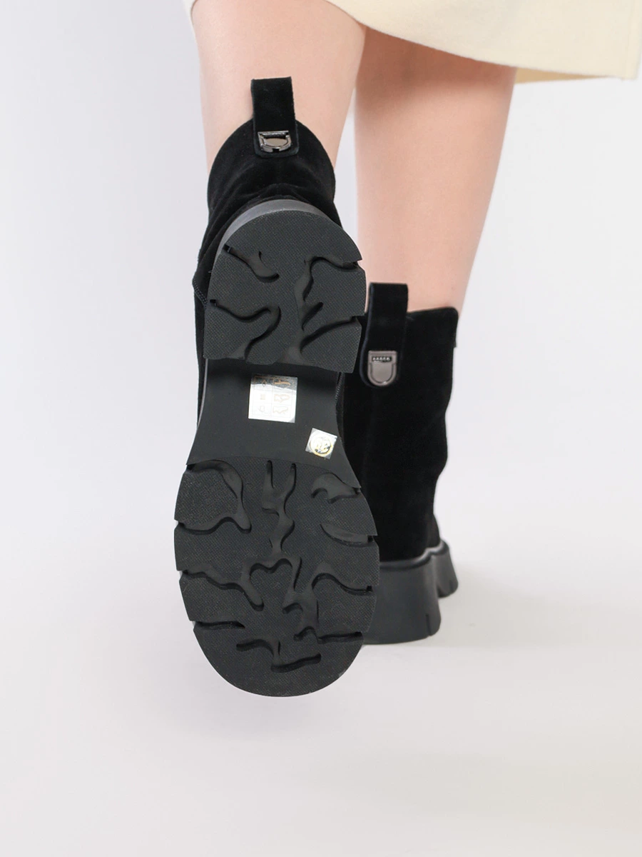 Ботинки черного цвета на широком каблуке